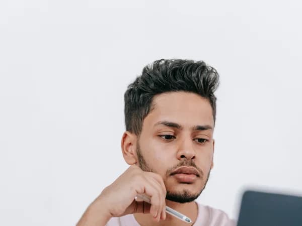 Profissional em transição de carreira estudando no notebook